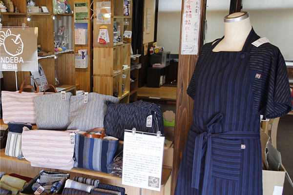 亀田縞の手作り作品が並ぶ店内。